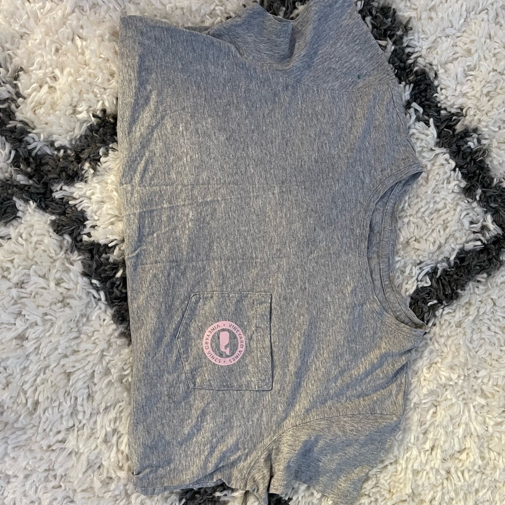 Grey vineyard vines t-shirt